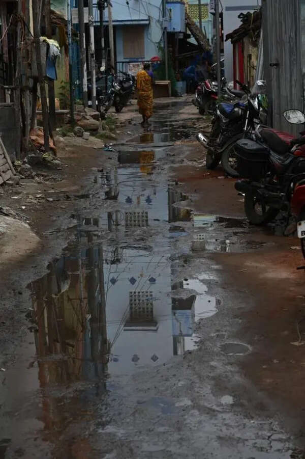 Sewage overflows in streets around Tallakulam temple