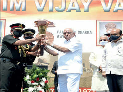 Big salute: Chief Minister BS Yediyurappa felicitates war heroes of 1971