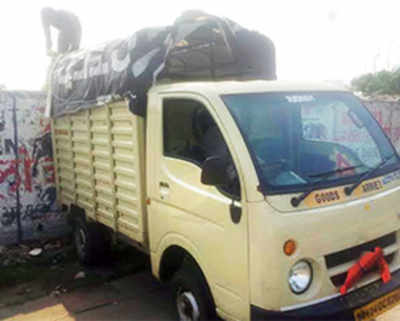 Citizens snap tempos dumping debris at Bandra reclamation