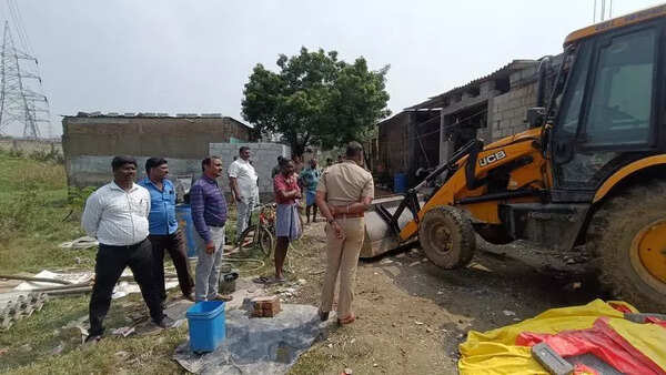 WRD razes four structures built on Parivakkam Odai