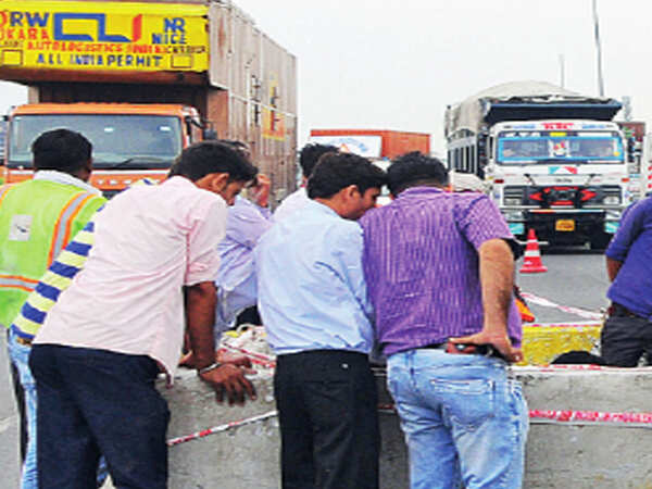 Gaping hole appears again on flyover, two Delhi-Gurugram Expressway lanes closed
