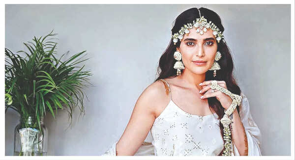 A floral affair: Brides turn to real blooms for wedding bling