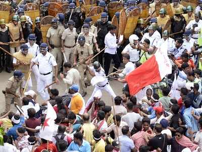 Clashes break out between Left wing activists and police in Howrah