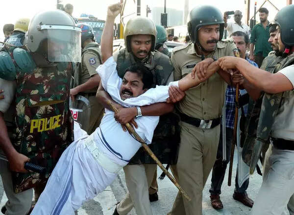 Cong protests against toll collection at Olavanna in Koz