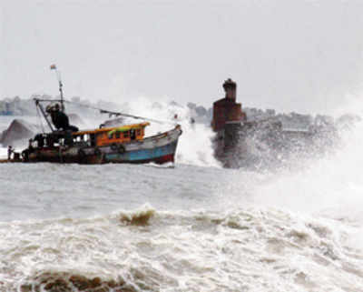 Cyclone Phailin coming at 200 kmh to hit Odisha, AP