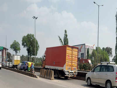 Lone booth on Nelamangala highway causes jams