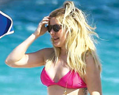 Ellie strips to a bikini in Miami