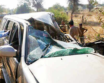 Palghar dairy owners killed after car rams into stationary tractor near A’bad