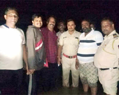 Boisar cops rescue 1,200 villagers with a human chain