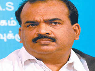 Two days after TTV Dinakaran unveiled new party AMMK, AIADMK veteran Nanjil Sampath quits politics