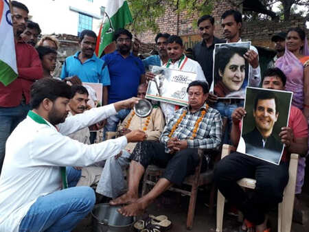 Lok Sabha polls: Congressmen wash feet of dalits in Allahabad