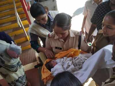 Woman delivers baby girl at Kalyan railway station