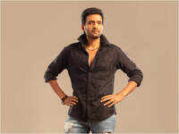 Santhanam learns silambam 