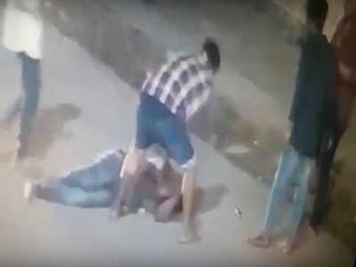 Hyderabad: Youth attack auto driver with stone in broad daylight