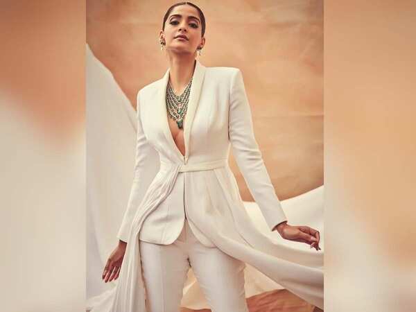 Sonam Kapoor goes all-white for the premiere of 'Once Upon A Time in Hollywood' at Cannes 2019