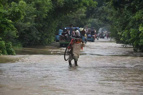 Floods cripple parts of UP, cracksappear in Bijnor’s Ganga barrage