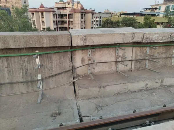 Viral image of ‘unstable’ Metro 4 parapet wall at Thane’s Ghodbunder highway raises concern