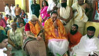 Ayodhya: Subramanian Swamy offers prayer at Kanchi Sankara Math 