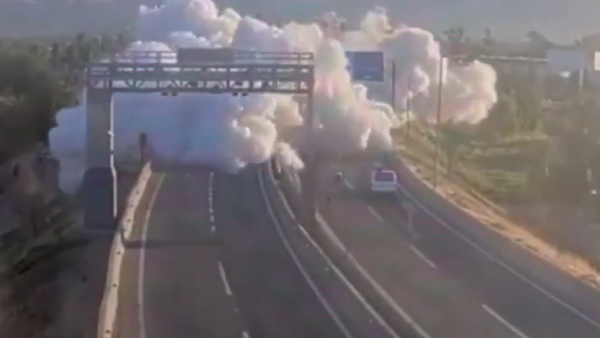 Footage shows highway swallowed by gas cloud after Chile truck explosion — watch