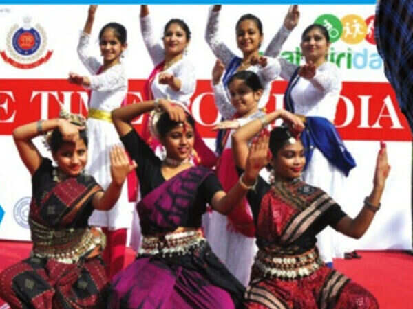 Raahgirs enjoy the drizzle at Dwarka in Delhi