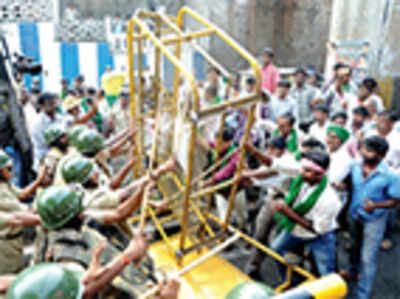 Farmers’protest brings city to a halt