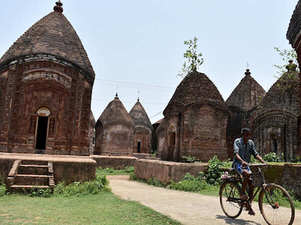Dumka’s poll-bound terracotta town banks on Bengal for basics