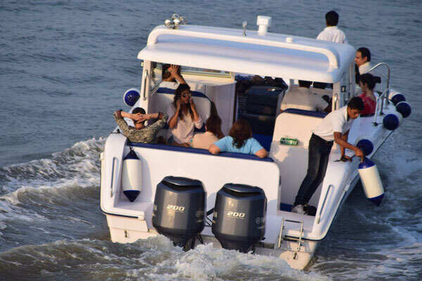 Inside Pics: Shah Rukh Khan celebrates his birthday with Ranbir, Karan, Farhan in Alibaug
