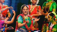 Gracy Singh mesmerises audience in Prayagraj 
