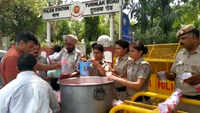Delhi: Cops distribute sweet water on occasion of Nirjala Ekadashi 