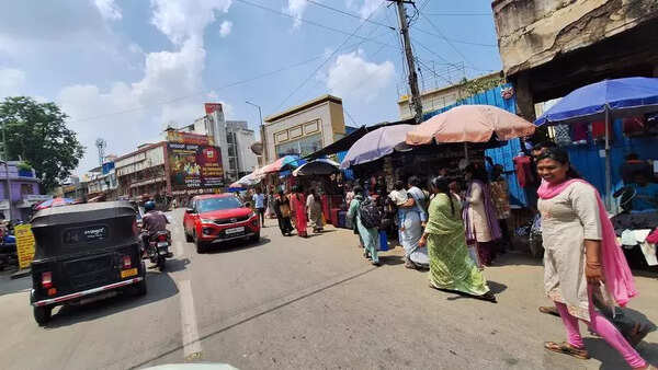 Encroachments, illegal parking bring Gandhi Square to a halt