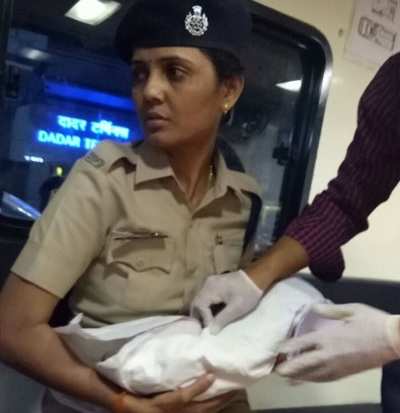 Woman delivers baby girl in Mumbai local train