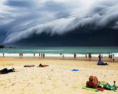 ‘Cloud tsunami’ spooks, thrills Sydney