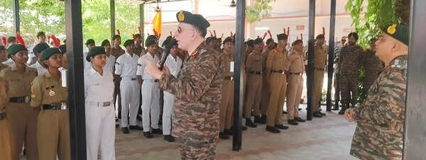Maj Gen Gautam intera NCC cadets