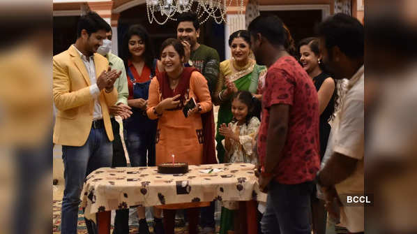 Actress Priya Mondal celebrates birthday with co-stars Suman Dey, Mallika Mazumder, Subhrajit Dutta and others; see pics