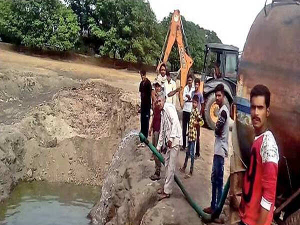 Udaipur: Villagers refill ponds to keep fish alive