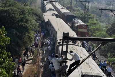 Dadar: Overhead wire snaps on Central line, slow services suspended temporarily