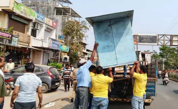 VMC clears roads ahead of Shivratri procession