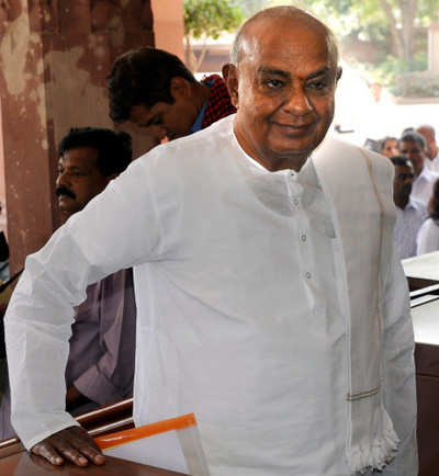 JD (S) stages protest against Karnataka Guv over ill-treating Deve Gowda