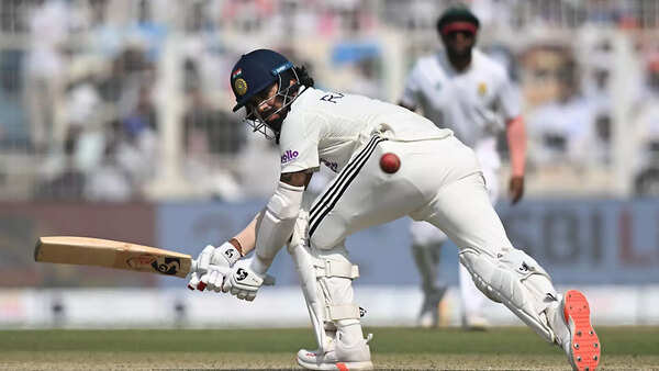 Karnataka bowlers restrict Mumbai