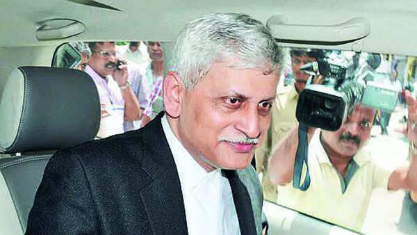 A warm send-off for the outgoing CJI at Raj Bhavan; all eyes on his new innings