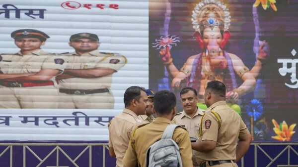 Over-the-top bomb threat makes Ganpati Visarjan day in Mumbai tense