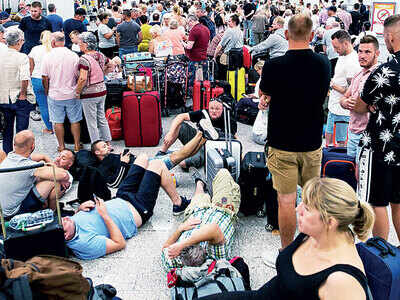 Six lakh tourists stranded, 22,000 employees jobless