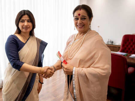Congressman Shatrughan Sinha&rsquo;s wife joins Samajwadi Party, may take on Rajnath Singh