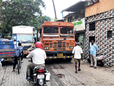 Footpath to hospital blocked in Malad