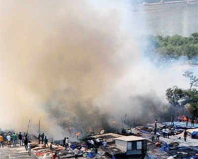 One killed as 500 Cuffe Parade shanties gutted