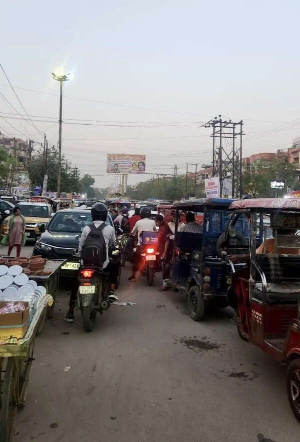 Man takes traffic cop for spin in Shalimar Garden, shows him pinch points