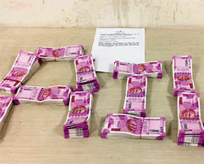 Passenger caught with Rs 28 lakh in new notes