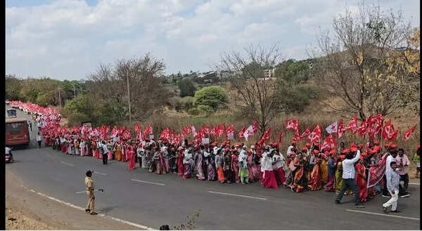 Farmers and workers join long march to demand water, land and minimum wages