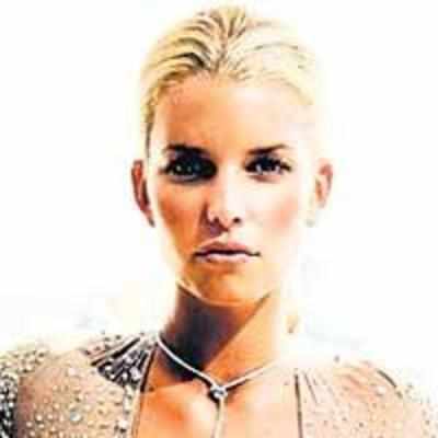 Jessica Simpson breaks her nose