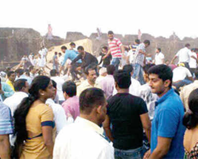 45 injured as makeshift balcony collapses in Vasai fort